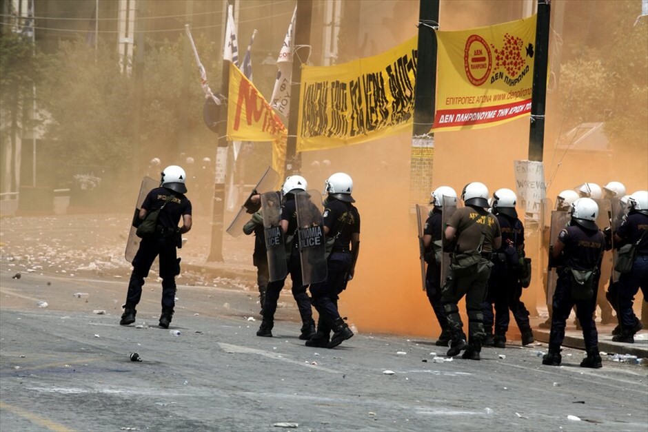 Επεισόδια στο κέντρο της Αθήνας #19. Επεισόδια και συμπλοκές μεταξύ αστυνομικών και ομάδων διαδηλωτών σημειώνονται αυτή την ώρα μπροστά από τη Βουλή.