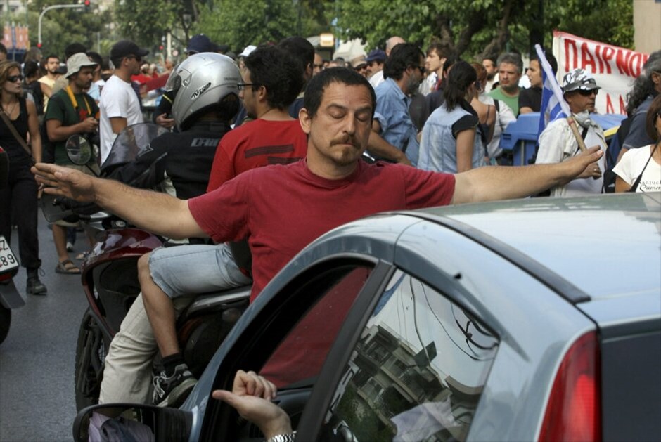 Επεισόδια στο κέντρο της Αθήνας #22. Επεισόδια και συμπλοκές μεταξύ αστυνομικών και ομάδων διαδηλωτών σημειώνονται αυτή την ώρα μπροστά από τη Βουλή.