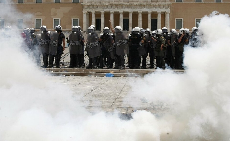 Επεισόδια στο κέντρο της Αθήνας #23. Επεισόδια και συμπλοκές μεταξύ αστυνομικών και ομάδων διαδηλωτών σημειώνονται αυτή την ώρα μπροστά από τη Βουλή.