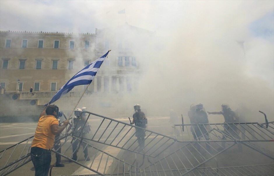 Επεισόδια στο κέντρο της Αθήνας #24. Επεισόδια και συμπλοκές μεταξύ αστυνομικών και ομάδων διαδηλωτών σημειώνονται αυτή την ώρα μπροστά από τη Βουλή.