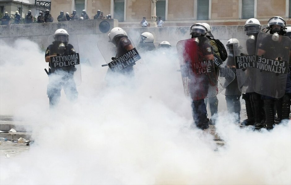 Επεισόδια στο κέντρο της Αθήνας #25. Επεισόδια και συμπλοκές μεταξύ αστυνομικών και ομάδων διαδηλωτών σημειώνονται αυτή την ώρα μπροστά από τη Βουλή.