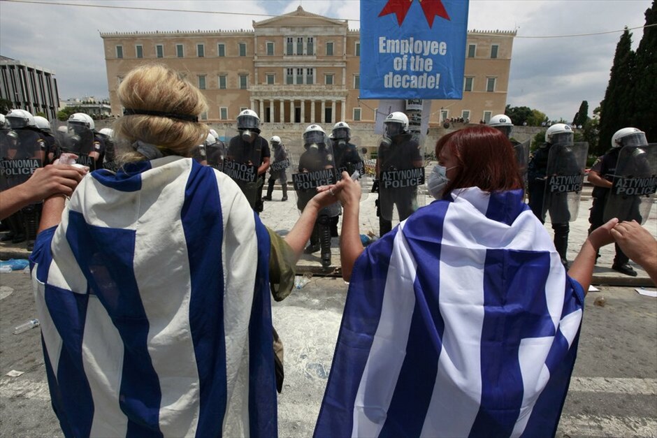 Επεισόδια στο κέντρο της Αθήνας #26. Επεισόδια και συμπλοκές μεταξύ αστυνομικών και ομάδων διαδηλωτών σημειώνονται αυτή την ώρα μπροστά από τη Βουλή.