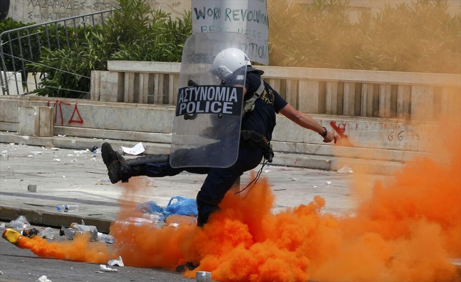 Επεισόδια στο κέντρο της Αθήνας #28. Επεισόδια και συμπλοκές μεταξύ αστυνομικών και ομάδων διαδηλωτών σημειώνονται αυτή την ώρα μπροστά από τη Βουλή.