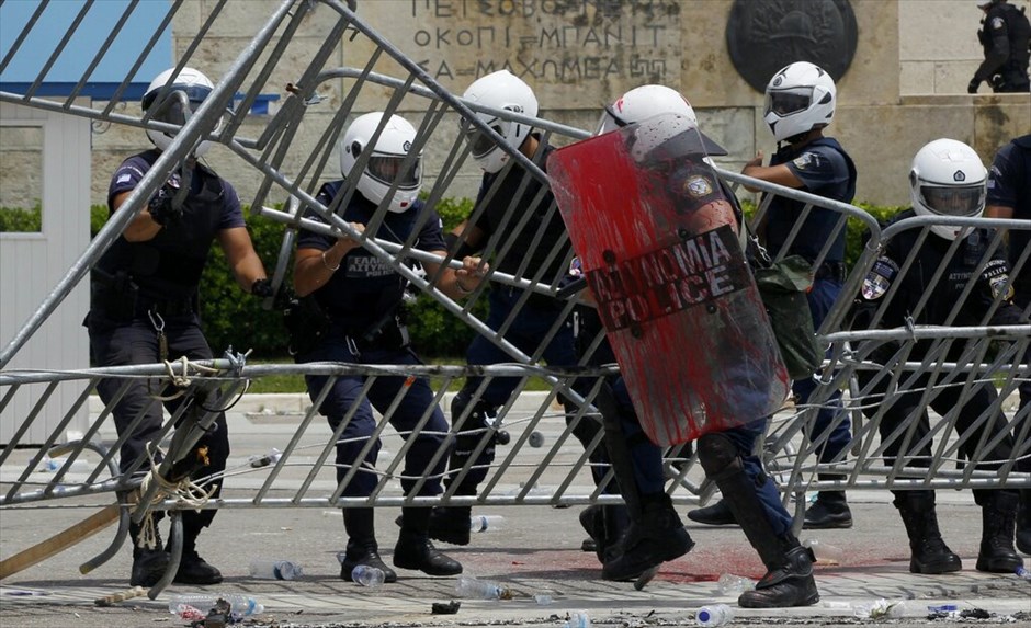 Επεισόδια στο κέντρο της Αθήνας #29. Επεισόδια και συμπλοκές μεταξύ αστυνομικών και ομάδων διαδηλωτών σημειώνονται αυτή την ώρα μπροστά από τη Βουλή.