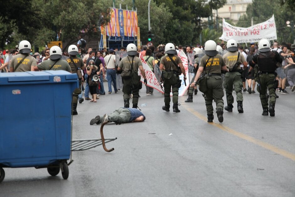 Ενταση στο κέντρο της Αθήνας #4. Επεισόδια σημειώνονται και σήμερα στα σημεία συγκέντρωσης των αγανακτισμένων στο κέντρο της πρωτεύουσας.