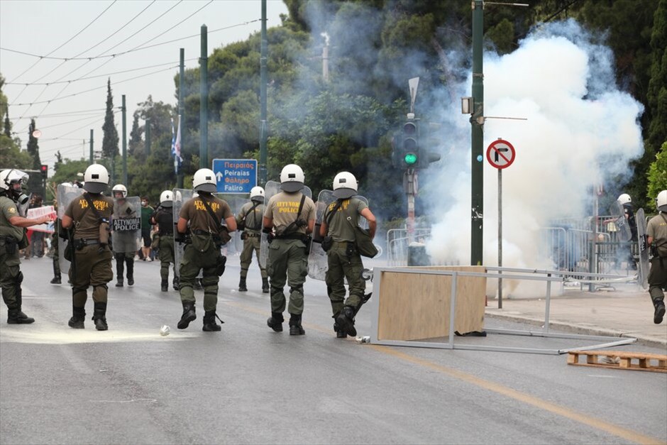 Ενταση στο κέντρο της Αθήνας #8. Επεισόδια σημειώνονται και σήμερα στα σημεία συγκέντρωσης των αγανακτισμένων στο κέντρο της πρωτεύουσας.