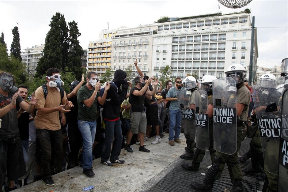 Ενταση στο κέντρο της Αθήνας #10. Επεισόδια σημειώνονται και σήμερα στα σημεία συγκέντρωσης των αγανακτισμένων στο κέντρο της πρωτεύουσας.