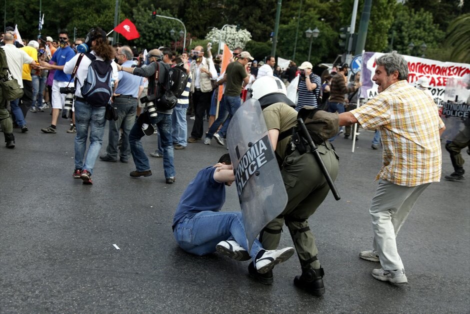 Ενταση στο κέντρο της Αθήνας #12. Επεισόδια σημειώνονται και σήμερα στα σημεία συγκέντρωσης των αγανακτισμένων στο κέντρο της πρωτεύουσας.