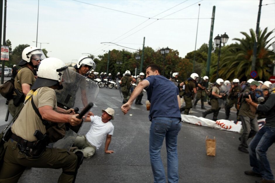 Ενταση στο κέντρο της Αθήνας #13. Επεισόδια σημειώνονται και σήμερα στα σημεία συγκέντρωσης των αγανακτισμένων στο κέντρο της πρωτεύουσας.