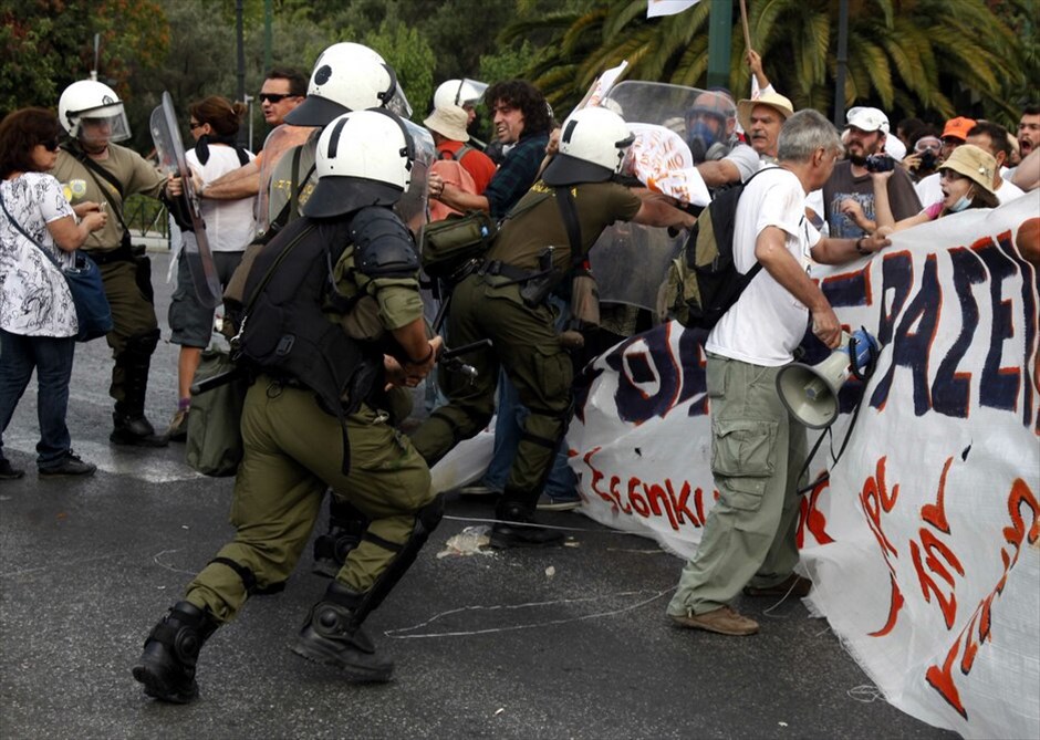 Ενταση στο κέντρο της Αθήνας #14. Επεισόδια σημειώνονται και σήμερα στα σημεία συγκέντρωσης των αγανακτισμένων στο κέντρο της πρωτεύουσας.