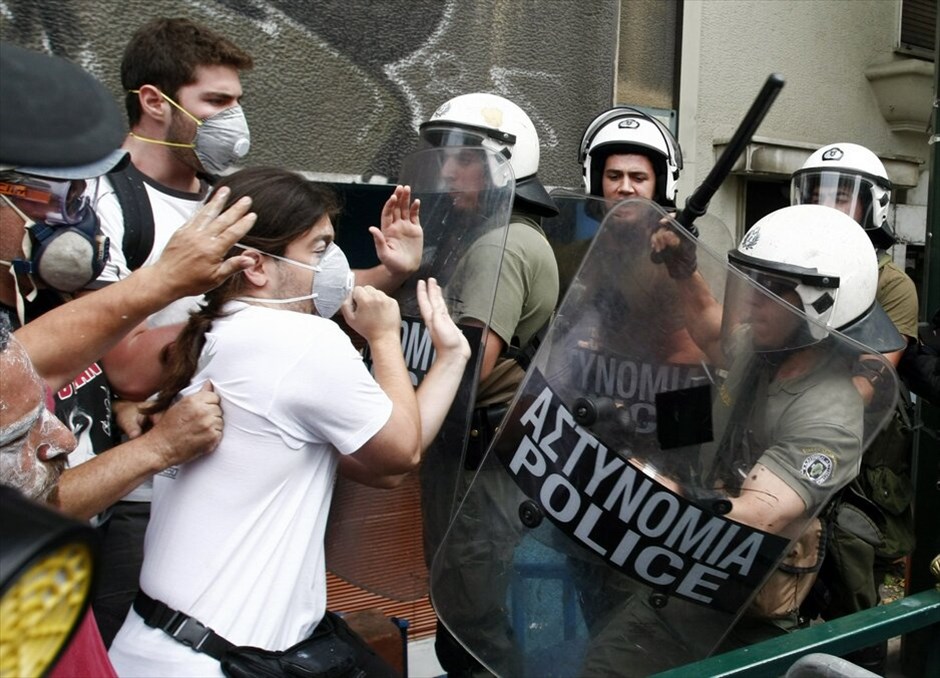 Ενταση στο κέντρο της Αθήνας #15. Επεισόδια σημειώνονται και σήμερα στα σημεία συγκέντρωσης των αγανακτισμένων στο κέντρο της πρωτεύουσας.