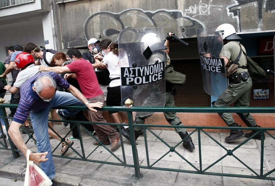 Ενταση στο κέντρο της Αθήνας #16. Επεισόδια σημειώνονται και σήμερα στα σημεία συγκέντρωσης των αγανακτισμένων στο κέντρο της πρωτεύουσας.