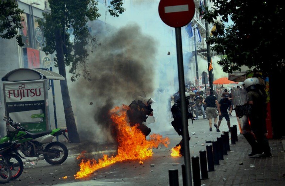 Επεισόδια στο κέντρο της Αθήνας #3. Επεισόδια σημειώθηκαν λίγο μετά τις 2.30 το μεσημέρι στην πλατεία Συντάγματος. Ομάδα διαδηλωτών άρχισε να πετάει πέτρες και βόμβες μολότοφ προς τις αστυνομικές δυνάμεις, οι οποίες απάντησαν με τη χρήση δακρυγόνων. Ακολούθησε κλεφτοπόλεμος μεταξύ τους στους γύρω δρόμους. Κατά τα επεισόδια σημειώθηκαν υλικές ζημιές σε καταστήματα της Πλατείας.