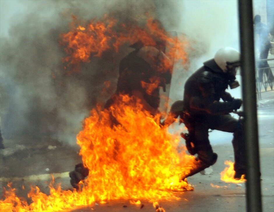 Επεισόδια στο κέντρο της Αθήνας #5. Επεισόδια σημειώθηκαν λίγο μετά τις 2.30 το μεσημέρι στην πλατεία Συντάγματος. Ομάδα διαδηλωτών άρχισε να πετάει πέτρες και βόμβες μολότοφ προς τις αστυνομικές δυνάμεις, οι οποίες απάντησαν με τη χρήση δακρυγόνων. Ακολούθησε κλεφτοπόλεμος μεταξύ τους στους γύρω δρόμους. Κατά τα επεισόδια σημειώθηκαν υλικές ζημιές σε καταστήματα της Πλατείας.