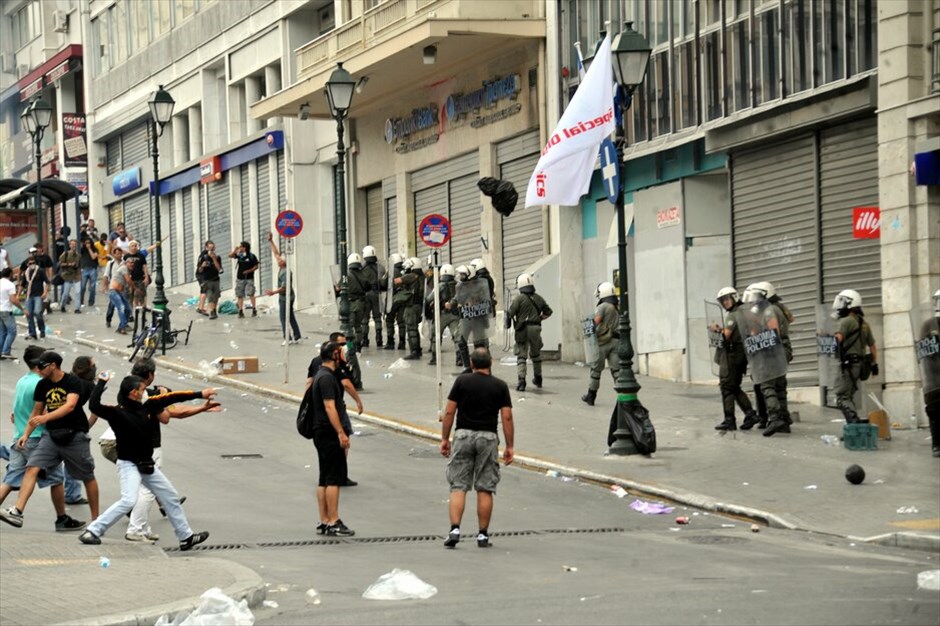 Επεισόδια στο κέντρο της Αθήνας #7. Επεισόδια σημειώθηκαν λίγο μετά τις 2.30 το μεσημέρι στην πλατεία Συντάγματος. Ομάδα διαδηλωτών άρχισε να πετάει πέτρες και βόμβες μολότοφ προς τις αστυνομικές δυνάμεις, οι οποίες απάντησαν με τη χρήση δακρυγόνων. Ακολούθησε κλεφτοπόλεμος μεταξύ τους στους γύρω δρόμους. Κατά τα επεισόδια σημειώθηκαν υλικές ζημιές σε καταστήματα της Πλατείας.