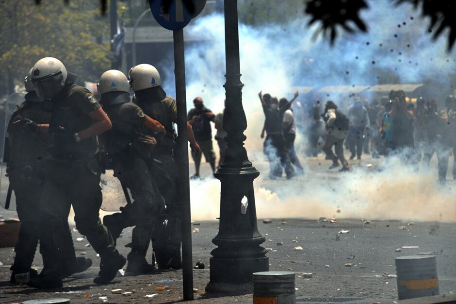 Επεισόδια στο κέντρο της Αθήνας #8. Επεισόδια σημειώθηκαν λίγο μετά τις 2.30 το μεσημέρι στην πλατεία Συντάγματος. Ομάδα διαδηλωτών άρχισε να πετάει πέτρες και βόμβες μολότοφ προς τις αστυνομικές δυνάμεις, οι οποίες απάντησαν με τη χρήση δακρυγόνων. Ακολούθησε κλεφτοπόλεμος μεταξύ τους στους γύρω δρόμους. Κατά τα επεισόδια σημειώθηκαν υλικές ζημιές σε καταστήματα της Πλατείας.