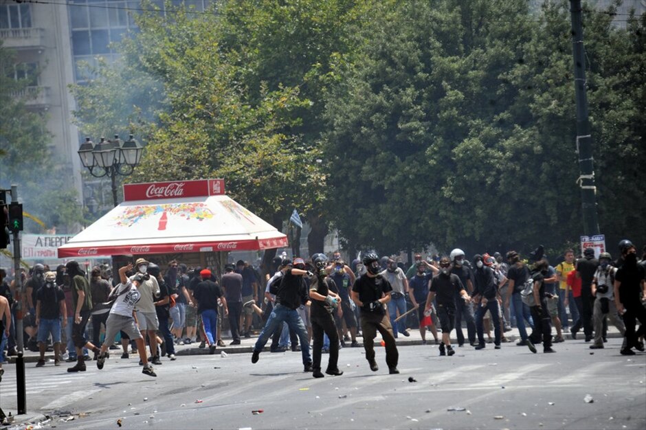 Επεισόδια στο κέντρο της Αθήνας #10. Επεισόδια σημειώθηκαν λίγο μετά τις 2.30 το μεσημέρι στην πλατεία Συντάγματος. Ομάδα διαδηλωτών άρχισε να πετάει πέτρες και βόμβες μολότοφ προς τις αστυνομικές δυνάμεις, οι οποίες απάντησαν με τη χρήση δακρυγόνων. Ακολούθησε κλεφτοπόλεμος μεταξύ τους στους γύρω δρόμους. Κατά τα επεισόδια σημειώθηκαν υλικές ζημιές σε καταστήματα της Πλατείας.