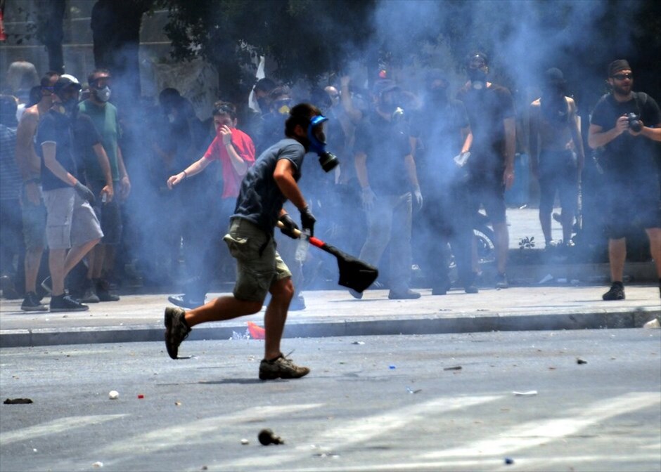 Επεισόδια στο κέντρο της Αθήνας #11. Επεισόδια σημειώθηκαν λίγο μετά τις 2.30 το μεσημέρι στην πλατεία Συντάγματος. Ομάδα διαδηλωτών άρχισε να πετάει πέτρες και βόμβες μολότοφ προς τις αστυνομικές δυνάμεις, οι οποίες απάντησαν με τη χρήση δακρυγόνων. Ακολούθησε κλεφτοπόλεμος μεταξύ τους στους γύρω δρόμους. Κατά τα επεισόδια σημειώθηκαν υλικές ζημιές σε καταστήματα της Πλατείας.