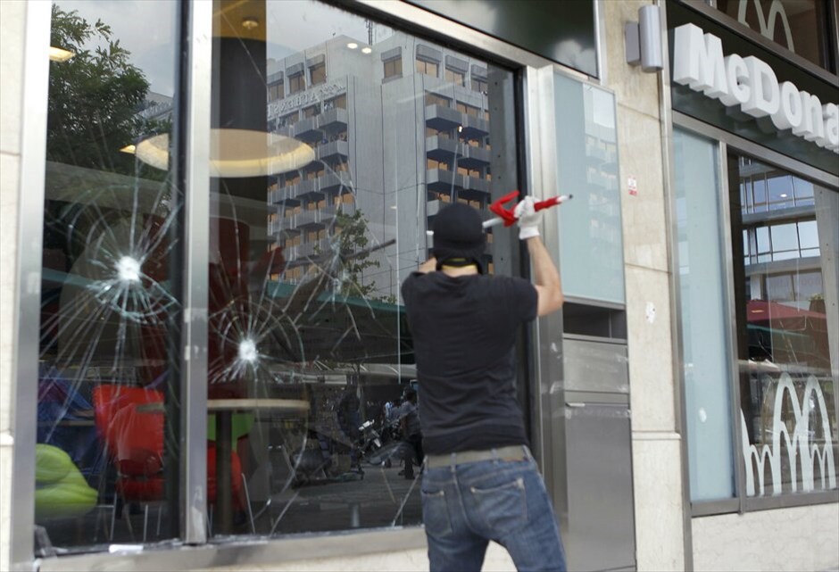Επεισόδια στο κέντρο της Αθήνας #13. Επεισόδια σημειώθηκαν λίγο μετά τις 2.30 το μεσημέρι στην πλατεία Συντάγματος. Ομάδα διαδηλωτών άρχισε να πετάει πέτρες και βόμβες μολότοφ προς τις αστυνομικές δυνάμεις, οι οποίες απάντησαν με τη χρήση δακρυγόνων. Ακολούθησε κλεφτοπόλεμος μεταξύ τους στους γύρω δρόμους. Κατά τα επεισόδια σημειώθηκαν υλικές ζημιές σε καταστήματα της Πλατείας.