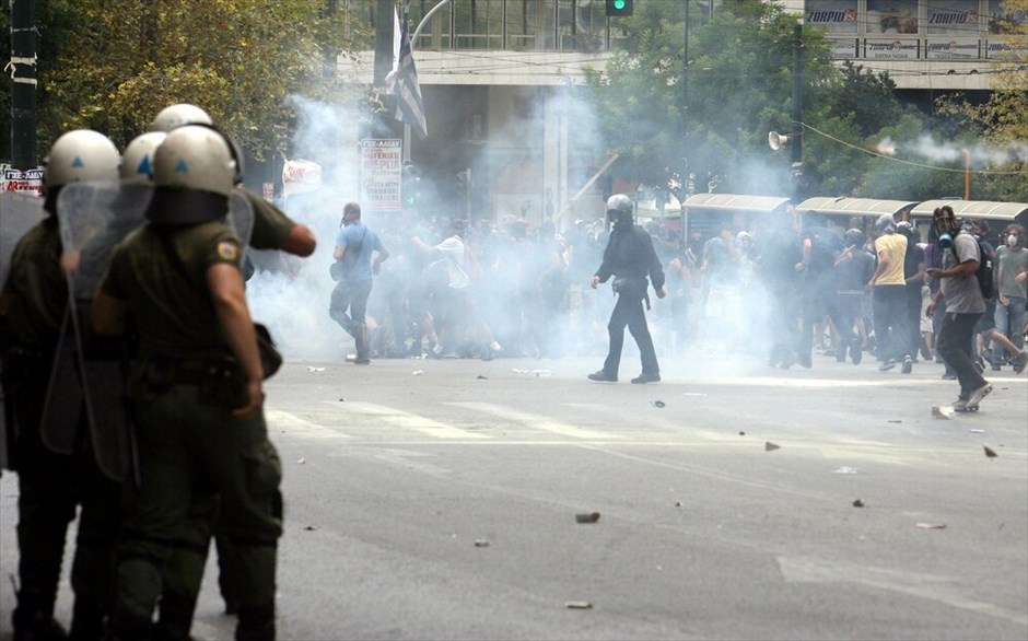 Επεισόδια στο κέντρο της Αθήνας #21. Επεισόδια σημειώθηκαν λίγο μετά τις 2.30 το μεσημέρι στην πλατεία Συντάγματος. Ομάδα διαδηλωτών άρχισε να πετάει πέτρες και βόμβες μολότοφ προς τις αστυνομικές δυνάμεις, οι οποίες απάντησαν με τη χρήση δακρυγόνων. Ακολούθησε κλεφτοπόλεμος μεταξύ τους στους γύρω δρόμους. Κατά τα επεισόδια σημειώθηκαν υλικές ζημιές σε καταστήματα της Πλατείας.