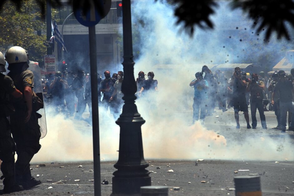 Επεισόδια στο κέντρο της Αθήνας #22. Επεισόδια σημειώθηκαν λίγο μετά τις 2.30 το μεσημέρι στην πλατεία Συντάγματος. Ομάδα διαδηλωτών άρχισε να πετάει πέτρες και βόμβες μολότοφ προς τις αστυνομικές δυνάμεις, οι οποίες απάντησαν με τη χρήση δακρυγόνων. Ακολούθησε κλεφτοπόλεμος μεταξύ τους στους γύρω δρόμους. Κατά τα επεισόδια σημειώθηκαν υλικές ζημιές σε καταστήματα της Πλατείας.