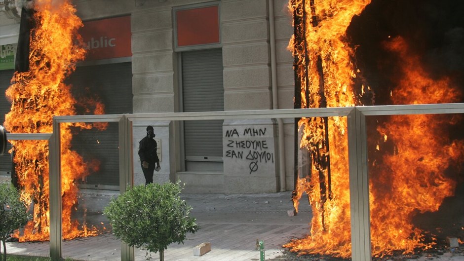 Επεισόδια στο κέντρο της Αθήνας #26. Επεισόδια σημειώθηκαν λίγο μετά τις 2.30 το μεσημέρι στην πλατεία Συντάγματος. Ομάδα διαδηλωτών άρχισε να πετάει πέτρες και βόμβες μολότοφ προς τις αστυνομικές δυνάμεις, οι οποίες απάντησαν με τη χρήση δακρυγόνων. Ακολούθησε κλεφτοπόλεμος μεταξύ τους στους γύρω δρόμους. Κατά τα επεισόδια σημειώθηκαν υλικές ζημιές σε καταστήματα της Πλατείας. ΑΛΕΞΑΝΔΡΟΣ ΒΛΑΧΟΣ