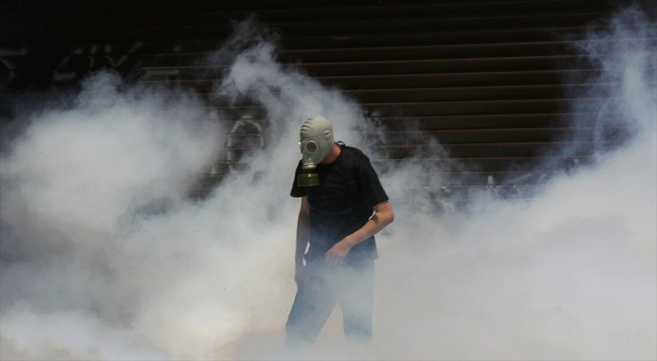 Επεισόδια στο κέντρο της Αθήνας #27. Επεισόδια σημειώθηκαν λίγο μετά τις 2.30 το μεσημέρι στην πλατεία Συντάγματος. Ομάδα διαδηλωτών άρχισε να πετάει πέτρες και βόμβες μολότοφ προς τις αστυνομικές δυνάμεις, οι οποίες απάντησαν με τη χρήση δακρυγόνων. Ακολούθησε κλεφτοπόλεμος μεταξύ τους στους γύρω δρόμους. Κατά τα επεισόδια σημειώθηκαν υλικές ζημιές σε καταστήματα της Πλατείας.