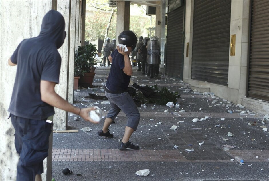Επεισόδια στο κέντρο της Αθήνας #28. Επεισόδια σημειώθηκαν λίγο μετά τις 2.30 το μεσημέρι στην πλατεία Συντάγματος. Ομάδα διαδηλωτών άρχισε να πετάει πέτρες και βόμβες μολότοφ προς τις αστυνομικές δυνάμεις, οι οποίες απάντησαν με τη χρήση δακρυγόνων. Ακολούθησε κλεφτοπόλεμος μεταξύ τους στους γύρω δρόμους. Κατά τα επεισόδια σημειώθηκαν υλικές ζημιές σε καταστήματα της Πλατείας.