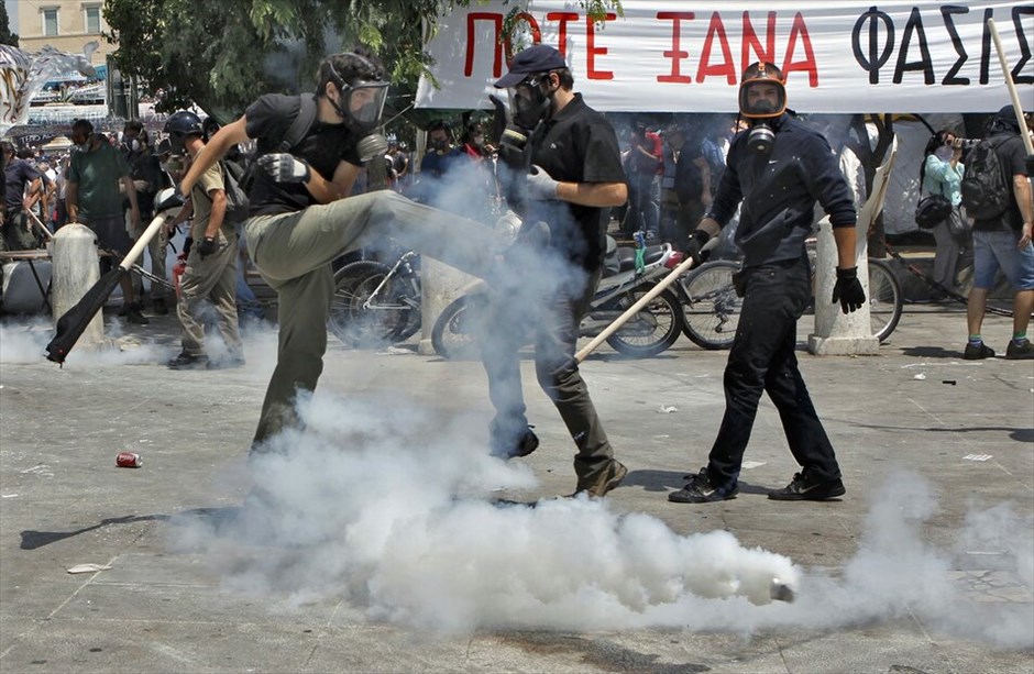 Επεισόδια στο κέντρο της Αθήνας #29. Επεισόδια σημειώθηκαν λίγο μετά τις 2.30 το μεσημέρι στην πλατεία Συντάγματος. Ομάδα διαδηλωτών άρχισε να πετάει πέτρες και βόμβες μολότοφ προς τις αστυνομικές δυνάμεις, οι οποίες απάντησαν με τη χρήση δακρυγόνων. Ακολούθησε κλεφτοπόλεμος μεταξύ τους στους γύρω δρόμους. Κατά τα επεισόδια σημειώθηκαν υλικές ζημιές σε καταστήματα της Πλατείας.