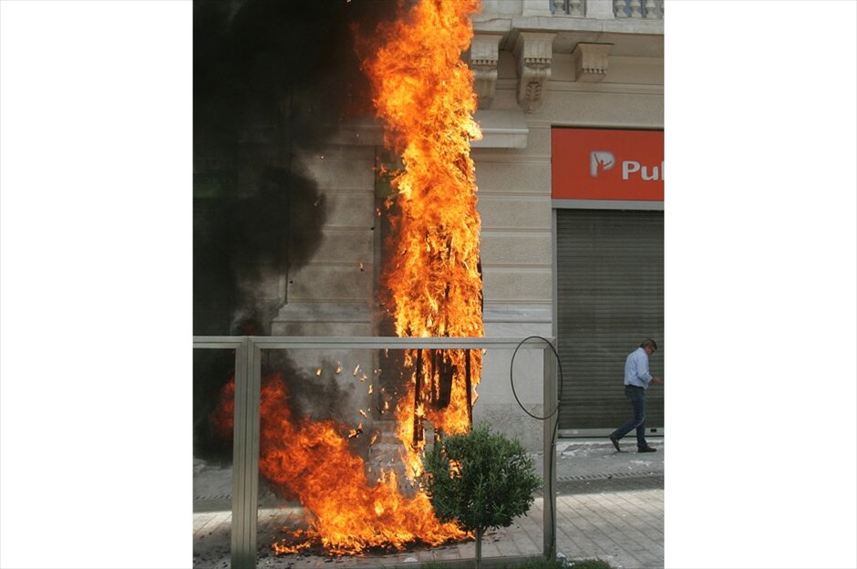 Επεισόδια στο κέντρο της Αθήνας #31. Επεισόδια σημειώθηκαν λίγο μετά τις 2.30 το μεσημέρι στην πλατεία Συντάγματος. Ομάδα διαδηλωτών άρχισε να πετάει πέτρες και βόμβες μολότοφ προς τις αστυνομικές δυνάμεις, οι οποίες απάντησαν με τη χρήση δακρυγόνων. Ακολούθησε κλεφτοπόλεμος μεταξύ τους στους γύρω δρόμους. Κατά τα επεισόδια σημειώθηκαν υλικές ζημιές σε καταστήματα της Πλατείας. ΑΠΕ-ΜΠΕ/ΑΛΕΞΑΝΔΡΟΣ ΒΛΑΧΟΣ