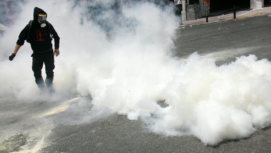 Επεισόδια στο κέντρο της Αθήνας #33. Επεισόδια σημειώθηκαν λίγο μετά τις 2.30 το μεσημέρι στην πλατεία Συντάγματος. Ομάδα διαδηλωτών άρχισε να πετάει πέτρες και βόμβες μολότοφ προς τις αστυνομικές δυνάμεις, οι οποίες απάντησαν με τη χρήση δακρυγόνων. Ακολούθησε κλεφτοπόλεμος μεταξύ τους στους γύρω δρόμους. Κατά τα επεισόδια σημειώθηκαν υλικές ζημιές σε καταστήματα της Πλατείας.