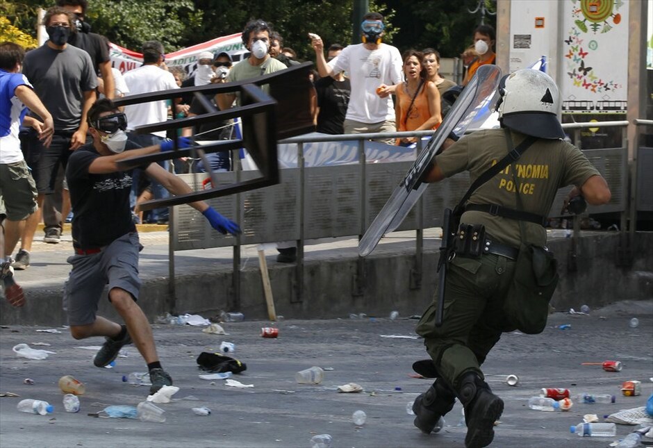 Επεισόδια στο κέντρο της Αθήνας #34. Επεισόδια σημειώθηκαν λίγο μετά τις 2.30 το μεσημέρι στην πλατεία Συντάγματος. Ομάδα διαδηλωτών άρχισε να πετάει πέτρες και βόμβες μολότοφ προς τις αστυνομικές δυνάμεις, οι οποίες απάντησαν με τη χρήση δακρυγόνων. Ακολούθησε κλεφτοπόλεμος μεταξύ τους στους γύρω δρόμους. Κατά τα επεισόδια σημειώθηκαν υλικές ζημιές σε καταστήματα της Πλατείας.