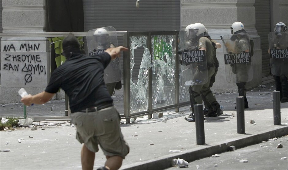 Επεισόδια στο κέντρο της Αθήνας #35. Επεισόδια σημειώθηκαν λίγο μετά τις 2.30 το μεσημέρι στην πλατεία Συντάγματος. Ομάδα διαδηλωτών άρχισε να πετάει πέτρες και βόμβες μολότοφ προς τις αστυνομικές δυνάμεις, οι οποίες απάντησαν με τη χρήση δακρυγόνων. Ακολούθησε κλεφτοπόλεμος μεταξύ τους στους γύρω δρόμους. Κατά τα επεισόδια σημειώθηκαν υλικές ζημιές σε καταστήματα της Πλατείας.
