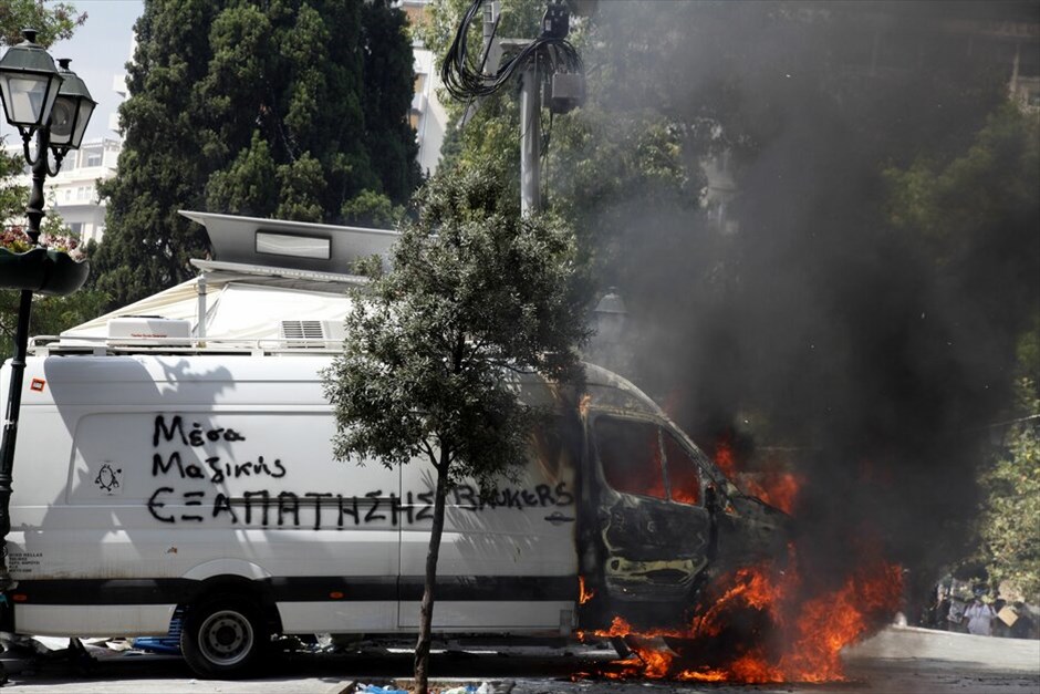 Επεισόδια στο κέντρο της Αθήνας #36. Επεισόδια σημειώθηκαν λίγο μετά τις 2.30 το μεσημέρι στην πλατεία Συντάγματος. Ομάδα διαδηλωτών άρχισε να πετάει πέτρες και βόμβες μολότοφ προς τις αστυνομικές δυνάμεις, οι οποίες απάντησαν με τη χρήση δακρυγόνων. Ακολούθησε κλεφτοπόλεμος μεταξύ τους στους γύρω δρόμους. Κατά τα επεισόδια σημειώθηκαν υλικές ζημιές σε καταστήματα της Πλατείας.