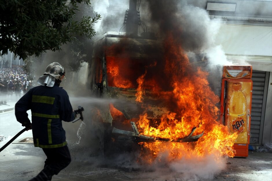 Επεισόδια στο κέντρο της Αθήνας #37. Επεισόδια σημειώθηκαν λίγο μετά τις 2.30 το μεσημέρι στην πλατεία Συντάγματος. Ομάδα διαδηλωτών άρχισε να πετάει πέτρες και βόμβες μολότοφ προς τις αστυνομικές δυνάμεις, οι οποίες απάντησαν με τη χρήση δακρυγόνων. Ακολούθησε κλεφτοπόλεμος μεταξύ τους στους γύρω δρόμους. Κατά τα επεισόδια σημειώθηκαν υλικές ζημιές σε καταστήματα της Πλατείας.