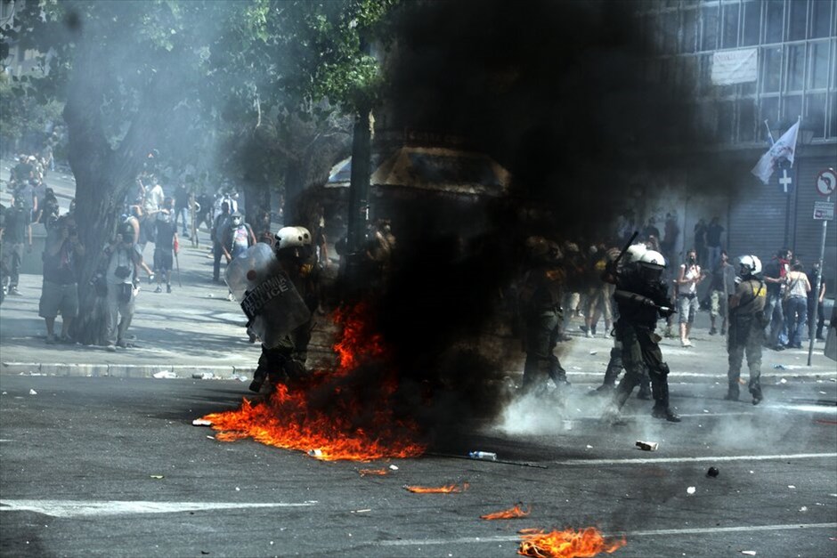 Επεισόδια στο κέντρο της Αθήνας #38. Επεισόδια σημειώθηκαν λίγο μετά τις 2.30 το μεσημέρι στην πλατεία Συντάγματος. Ομάδα διαδηλωτών άρχισε να πετάει πέτρες και βόμβες μολότοφ προς τις αστυνομικές δυνάμεις, οι οποίες απάντησαν με τη χρήση δακρυγόνων. Ακολούθησε κλεφτοπόλεμος μεταξύ τους στους γύρω δρόμους. Κατά τα επεισόδια σημειώθηκαν υλικές ζημιές σε καταστήματα της Πλατείας.