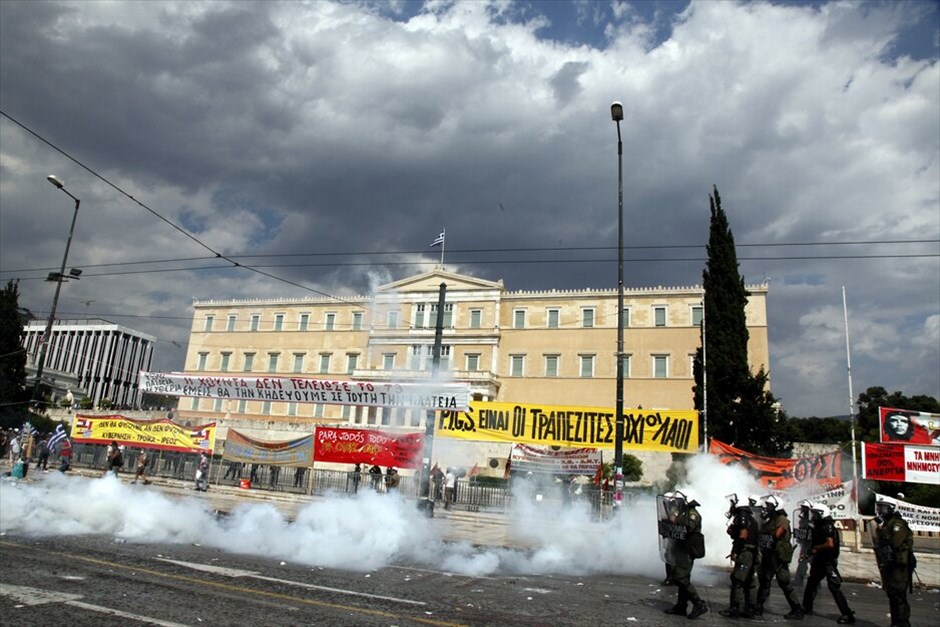 Επεισόδια στο κέντρο της Αθήνας #40. Επεισόδια σημειώθηκαν λίγο μετά τις 2.30 το μεσημέρι στην πλατεία Συντάγματος. Ομάδα διαδηλωτών άρχισε να πετάει πέτρες και βόμβες μολότοφ προς τις αστυνομικές δυνάμεις, οι οποίες απάντησαν με τη χρήση δακρυγόνων. Ακολούθησε κλεφτοπόλεμος μεταξύ τους στους γύρω δρόμους. Κατά τα επεισόδια σημειώθηκαν υλικές ζημιές σε καταστήματα της Πλατείας.