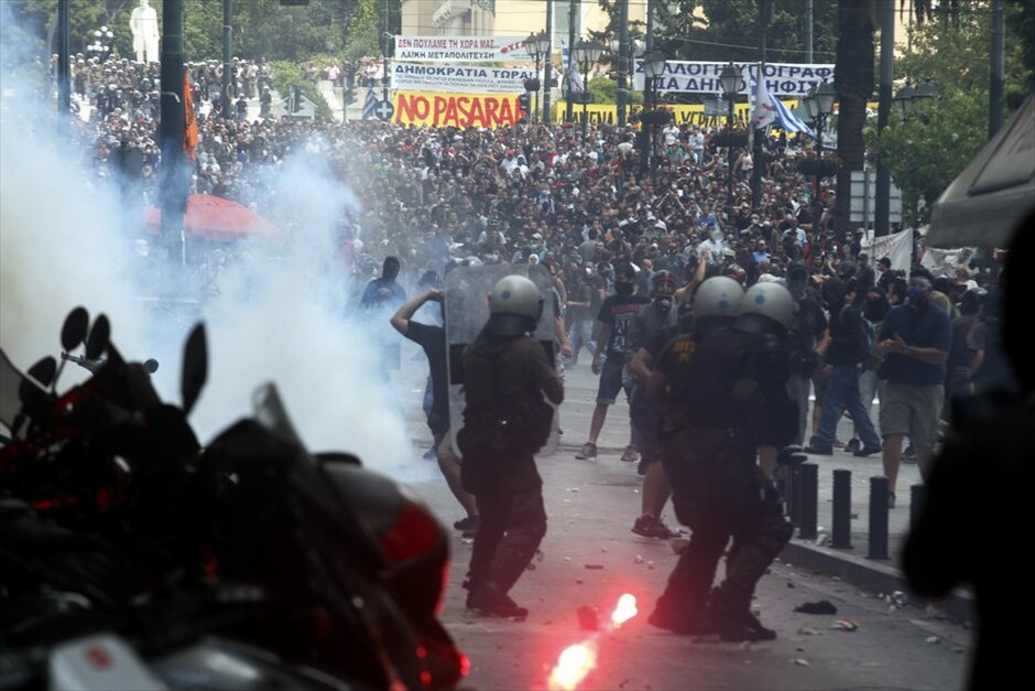 Επεισόδια στο κέντρο της Αθήνας #41. Επεισόδια σημειώθηκαν λίγο μετά τις 2.30 το μεσημέρι στην πλατεία Συντάγματος. Ομάδα διαδηλωτών άρχισε να πετάει πέτρες και βόμβες μολότοφ προς τις αστυνομικές δυνάμεις, οι οποίες απάντησαν με τη χρήση δακρυγόνων. Ακολούθησε κλεφτοπόλεμος μεταξύ τους στους γύρω δρόμους. Κατά τα επεισόδια σημειώθηκαν υλικές ζημιές σε καταστήματα της Πλατείας.