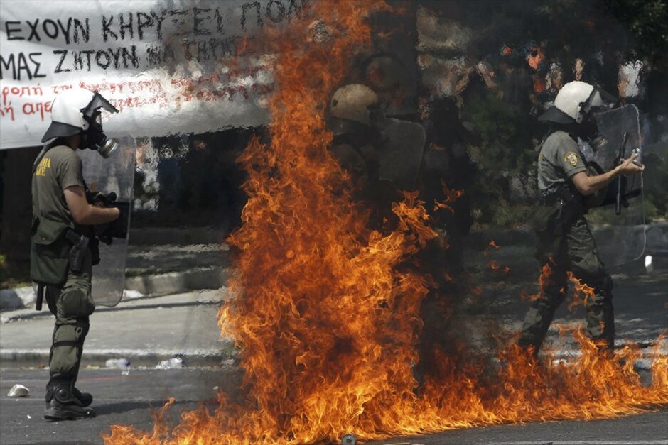 Επεισόδια στο κέντρο της Αθήνας #42. Επεισόδια σημειώθηκαν λίγο μετά τις 2.30 το μεσημέρι στην πλατεία Συντάγματος. Ομάδα διαδηλωτών άρχισε να πετάει πέτρες και βόμβες μολότοφ προς τις αστυνομικές δυνάμεις, οι οποίες απάντησαν με τη χρήση δακρυγόνων. Ακολούθησε κλεφτοπόλεμος μεταξύ τους στους γύρω δρόμους. Κατά τα επεισόδια σημειώθηκαν υλικές ζημιές σε καταστήματα της Πλατείας.
