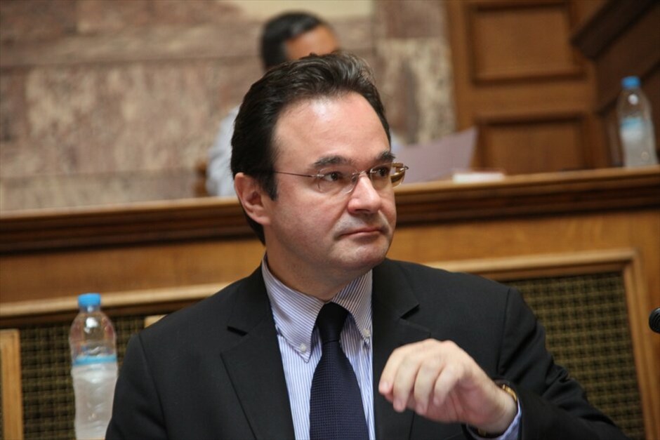 Το νέο κυβερνητικό σχήμα #28. Ο κ. Παπακωνσταντίνου μετακινείται στο υπουργείο Περιβάλλοντος και αναλαμβάνει χρέη υπουργού.