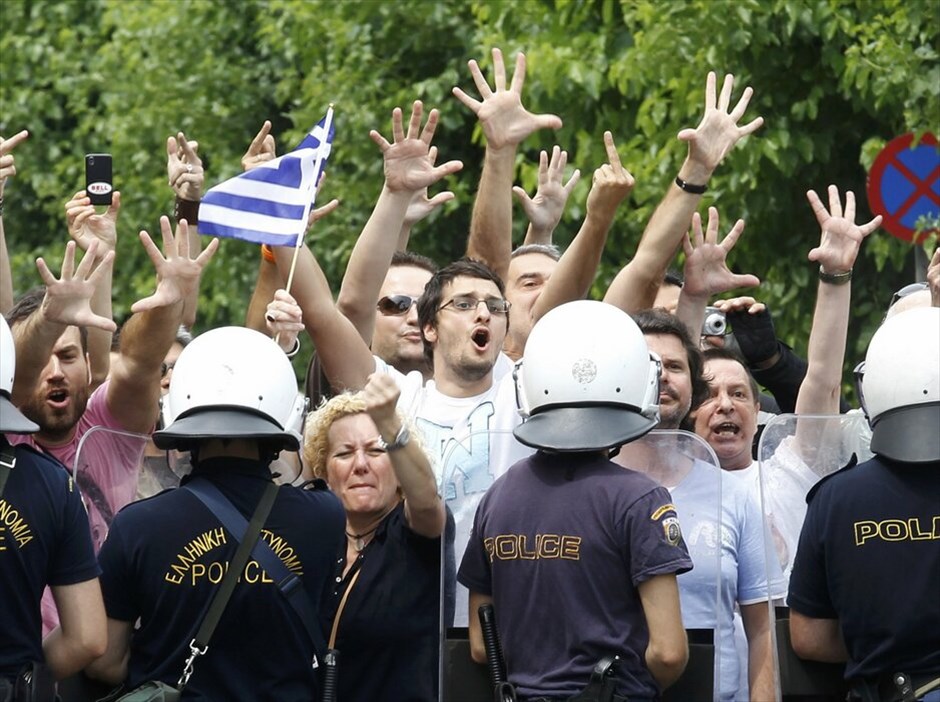 Μαζική διαδήλωση και επεισόδια «Αγανακτισμένων» στο κέντρο της Αθήνας #3. Xιλιάδες διαδηλωτές συγκεντρώθηκαν από νωρίς το πρωί μπροστά από τη Βουλή φωνάζοντας συνθήματα κατά των βουλευτών, λίγες ώρες πριν ξεκινήσει η συζήτηση για το μεσοπρόθεσμο πρόγραμμα. «Αγανακτισμένοι» βρίσκονται περιμετρικά του Μεγάρου Μαξίμου και του Προεδρικού Μεγάρου.
