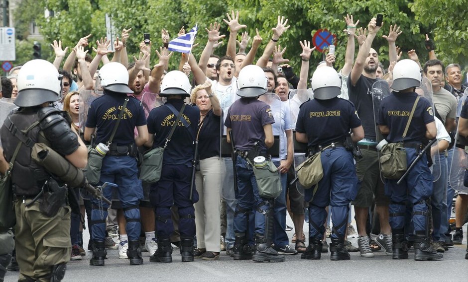 Μαζική διαδήλωση και επεισόδια «Αγανακτισμένων» στο κέντρο της Αθήνας #4. Xιλιάδες διαδηλωτές συγκεντρώθηκαν από νωρίς το πρωί μπροστά από τη Βουλή φωνάζοντας συνθήματα κατά των βουλευτών, λίγες ώρες πριν ξεκινήσει η συζήτηση για το μεσοπρόθεσμο πρόγραμμα. «Αγανακτισμένοι» βρίσκονται περιμετρικά του Μεγάρου Μαξίμου και του Προεδρικού Μεγάρου.