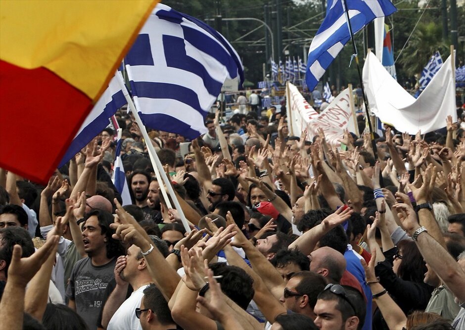 Μαζική διαδήλωση και επεισόδια «Αγανακτισμένων» στο κέντρο της Αθήνας #7. Xιλιάδες διαδηλωτές συγκεντρώθηκαν από νωρίς το πρωί μπροστά από τη Βουλή φωνάζοντας συνθήματα κατά των βουλευτών, λίγες ώρες πριν ξεκινήσει η συζήτηση για το μεσοπρόθεσμο πρόγραμμα. «Αγανακτισμένοι» βρίσκονται περιμετρικά του Μεγάρου Μαξίμου και του Προεδρικού Μεγάρου.