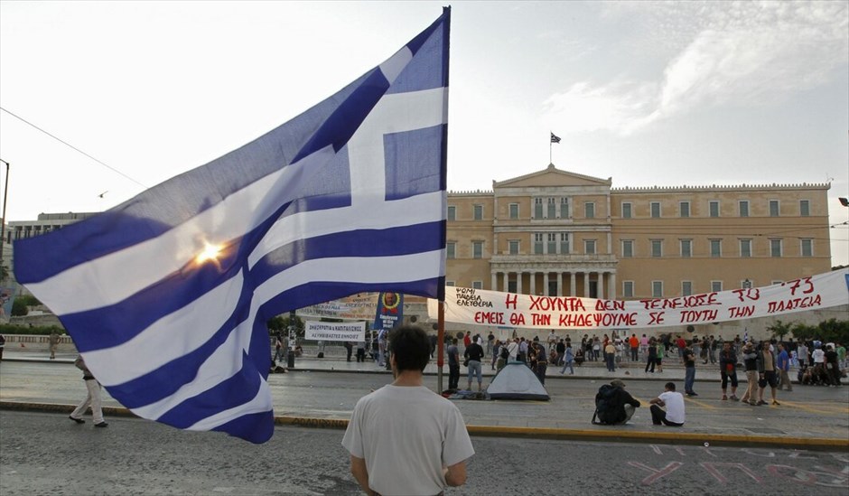 Μαζική διαδήλωση και επεισόδια «Αγανακτισμένων» στο κέντρο της Αθήνας #10. Xιλιάδες διαδηλωτές συγκεντρώθηκαν από νωρίς το πρωί μπροστά από τη Βουλή φωνάζοντας συνθήματα κατά των βουλευτών, λίγες ώρες πριν ξεκινήσει η συζήτηση για το μεσοπρόθεσμο πρόγραμμα. «Αγανακτισμένοι» βρίσκονται περιμετρικά του Μεγάρου Μαξίμου και του Προεδρικού Μεγάρου.
