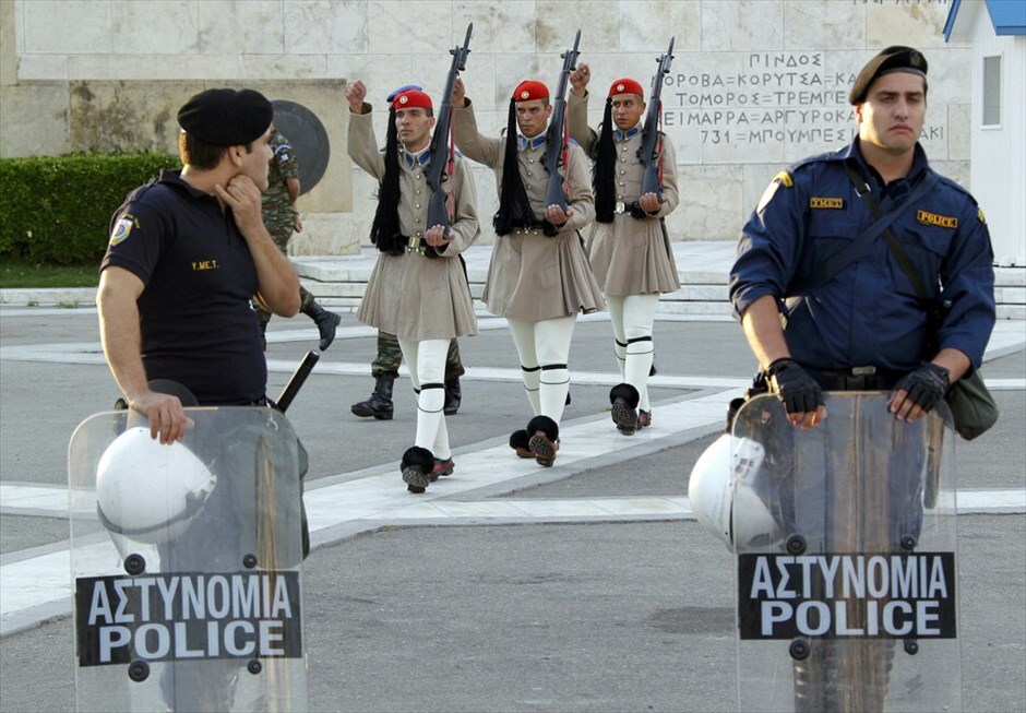 Μαζική διαδήλωση και επεισόδια «Αγανακτισμένων» στο κέντρο της Αθήνας #11. Xιλιάδες διαδηλωτές συγκεντρώθηκαν από νωρίς το πρωί μπροστά από τη Βουλή φωνάζοντας συνθήματα κατά των βουλευτών, λίγες ώρες πριν ξεκινήσει η συζήτηση για το μεσοπρόθεσμο πρόγραμμα. «Αγανακτισμένοι» βρίσκονται περιμετρικά του Μεγάρου Μαξίμου και του Προεδρικού Μεγάρου.