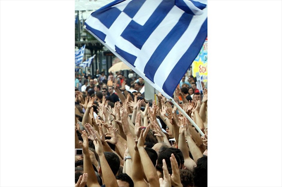 Μαζική διαδήλωση και επεισόδια «Αγανακτισμένων» στο κέντρο της Αθήνας #13. REUTERS/JOHN KOLESIDIS