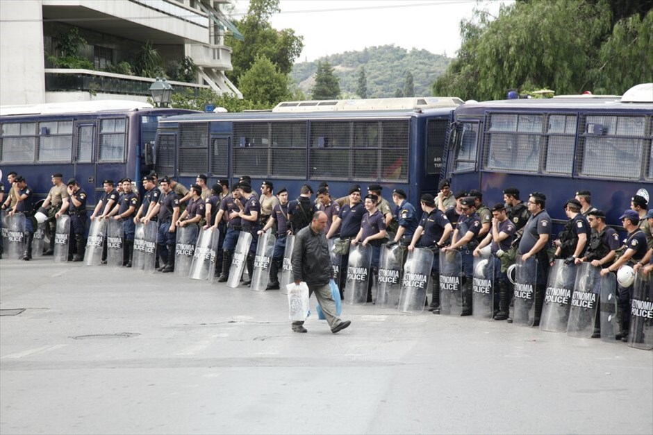 Μαζική διαδήλωση και επεισόδια «Αγανακτισμένων» στο κέντρο της Αθήνας #16. «Aγανακτισμένoι» στη Β. Σοφίας και Ηρώδου Αττικού.
