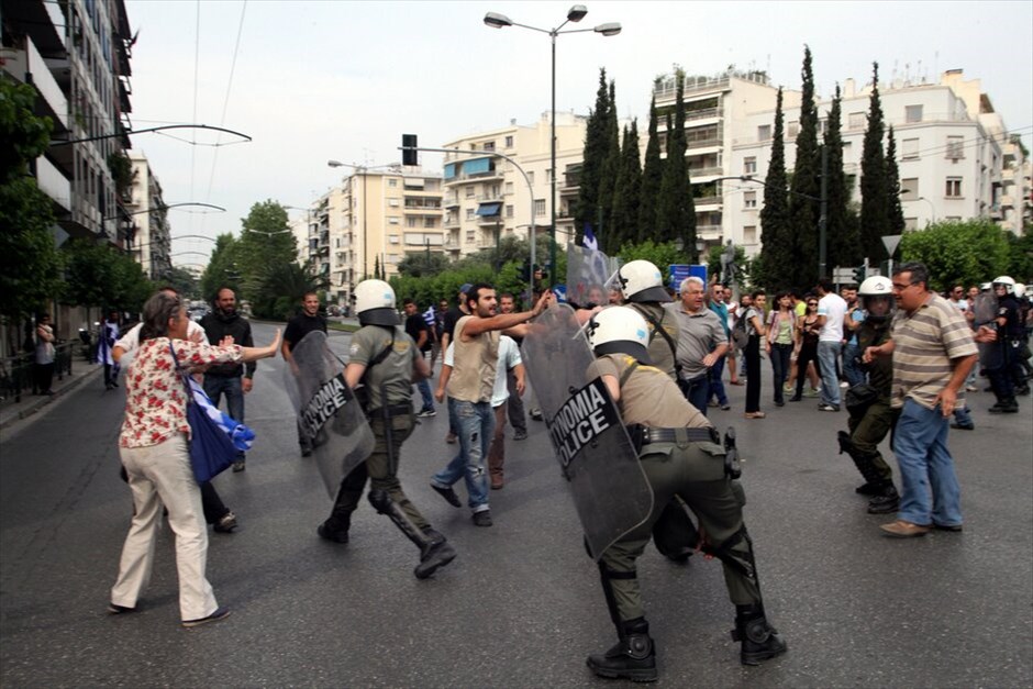 Μαζική διαδήλωση και επεισόδια «Αγανακτισμένων» στο κέντρο της Αθήνας #19. Επεισόδια αστυνομικών και «Αγανακτισμένων» στη Β. Γεωργίου και Β. Κωνσταντίνου από όπου περνούν πολιτικοί με τα αυτοκίνητά τους.