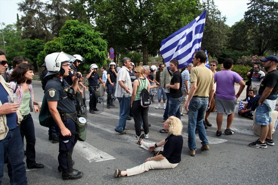 Μαζική διαδήλωση και επεισόδια «Αγανακτισμένων» στο κέντρο της Αθήνας #20. Επεισόδια αστυνομικών και «Αγανακτισμένων» στη Β. Γεωργίου και Β. Κωνσταντίνου από όπου περνούν πολιτικοί με τα αυτοκίνητά τους.