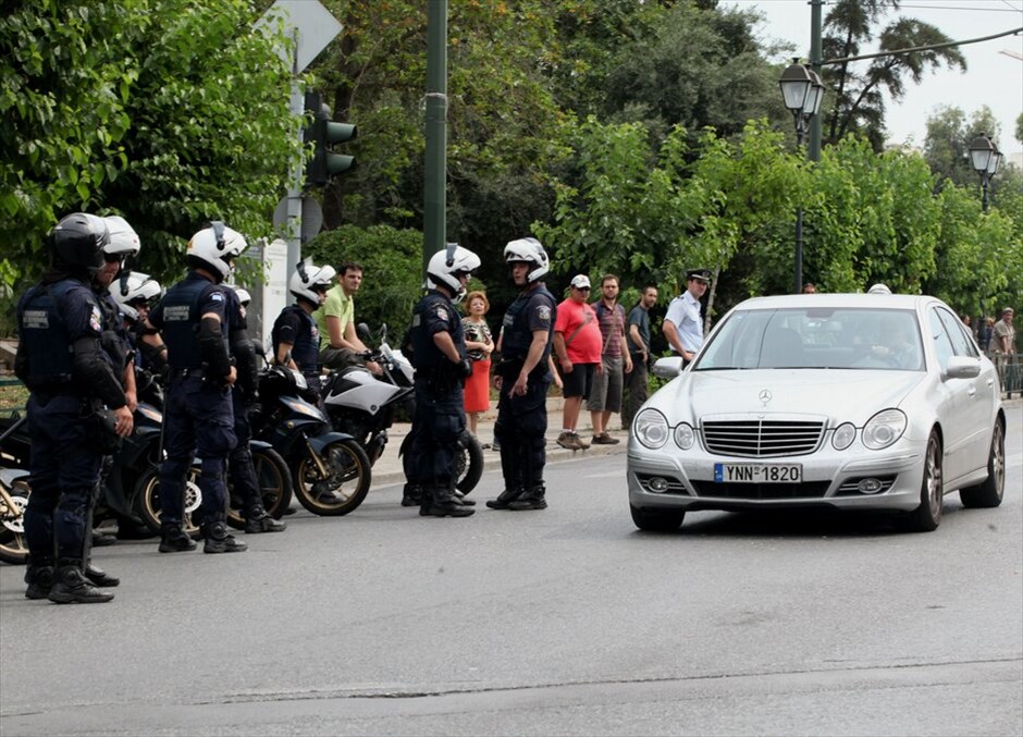 Μαζική διαδήλωση και επεισόδια «Αγανακτισμένων» στο κέντρο της Αθήνας #22. Επεισόδια αστυνομικών και «Αγανακτισμένων» στη Β. Γεωργίου και Β. Κωνσταντίνου από όπου περνούν πολιτικοί με τα αυτοκίνητά τους.